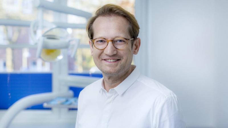 Dr. Dr. Dominic H&uuml;tzen